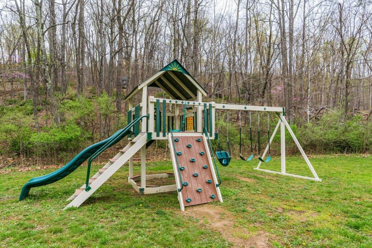 Chalet W Hot Tub, Large Deck, Grill, & Fast Wifi Berkeley Springs Eksteriør billede