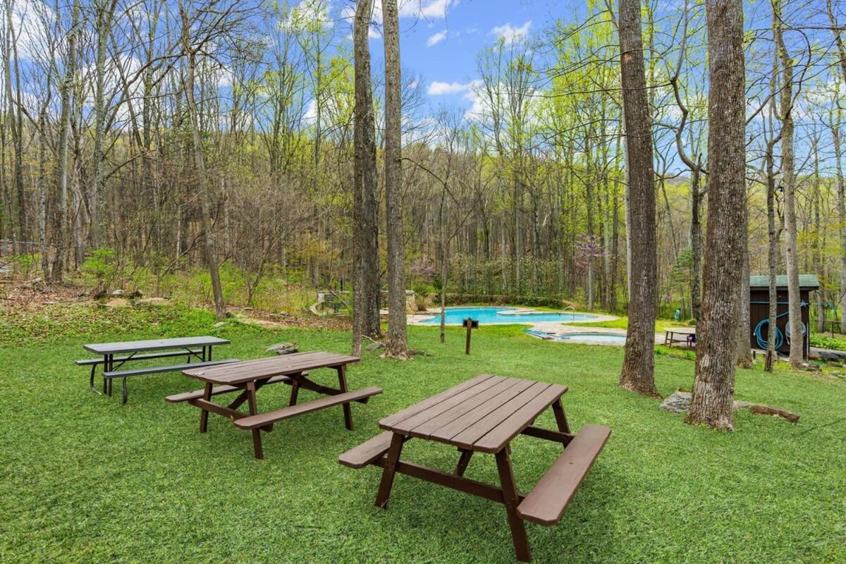 Chalet W Hot Tub, Large Deck, Grill, & Fast Wifi Berkeley Springs Eksteriør billede