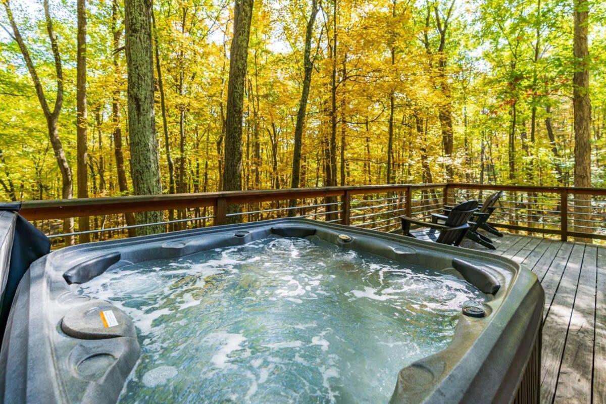 Chalet W Hot Tub, Large Deck, Grill, & Fast Wifi Berkeley Springs Eksteriør billede