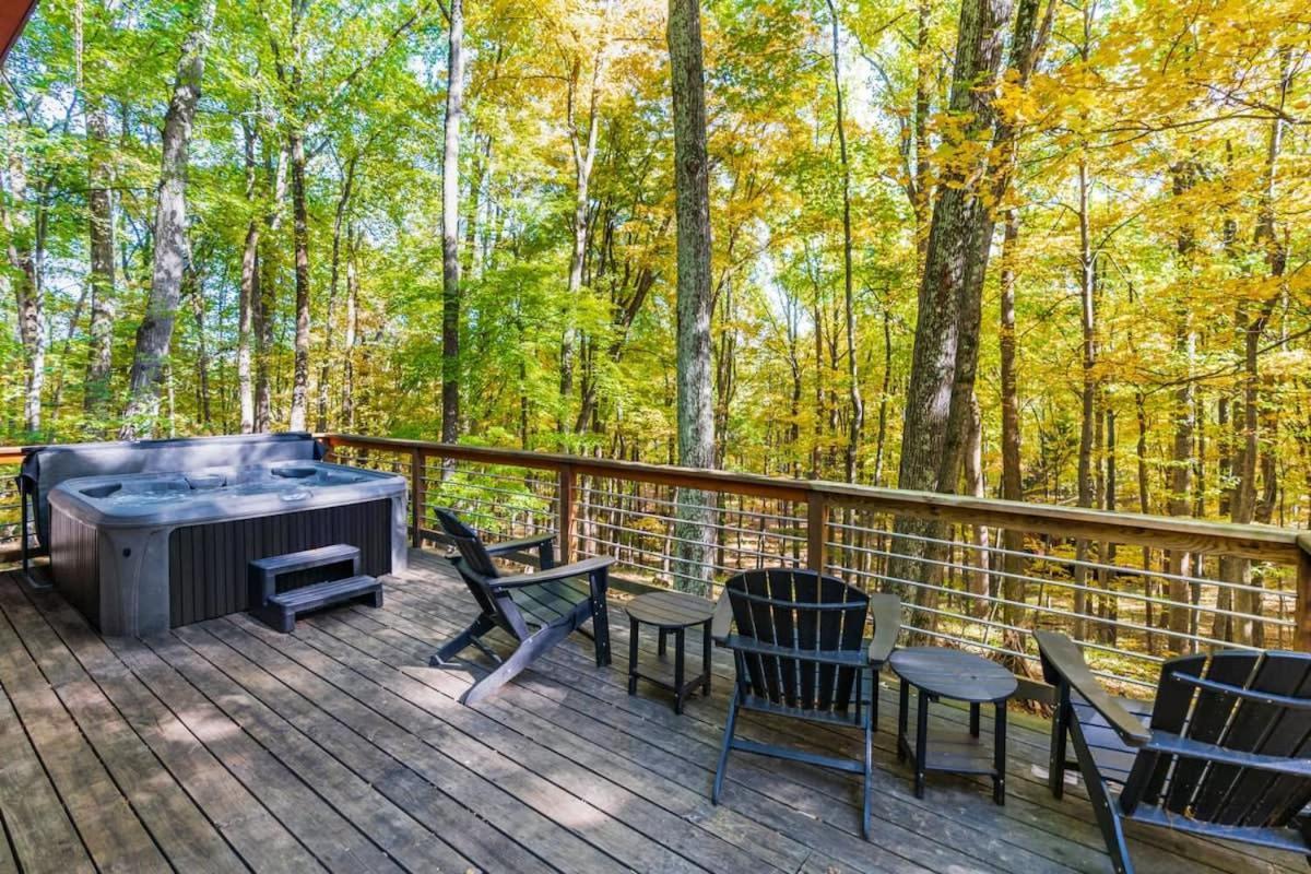 Chalet W Hot Tub, Large Deck, Grill, & Fast Wifi Berkeley Springs Eksteriør billede