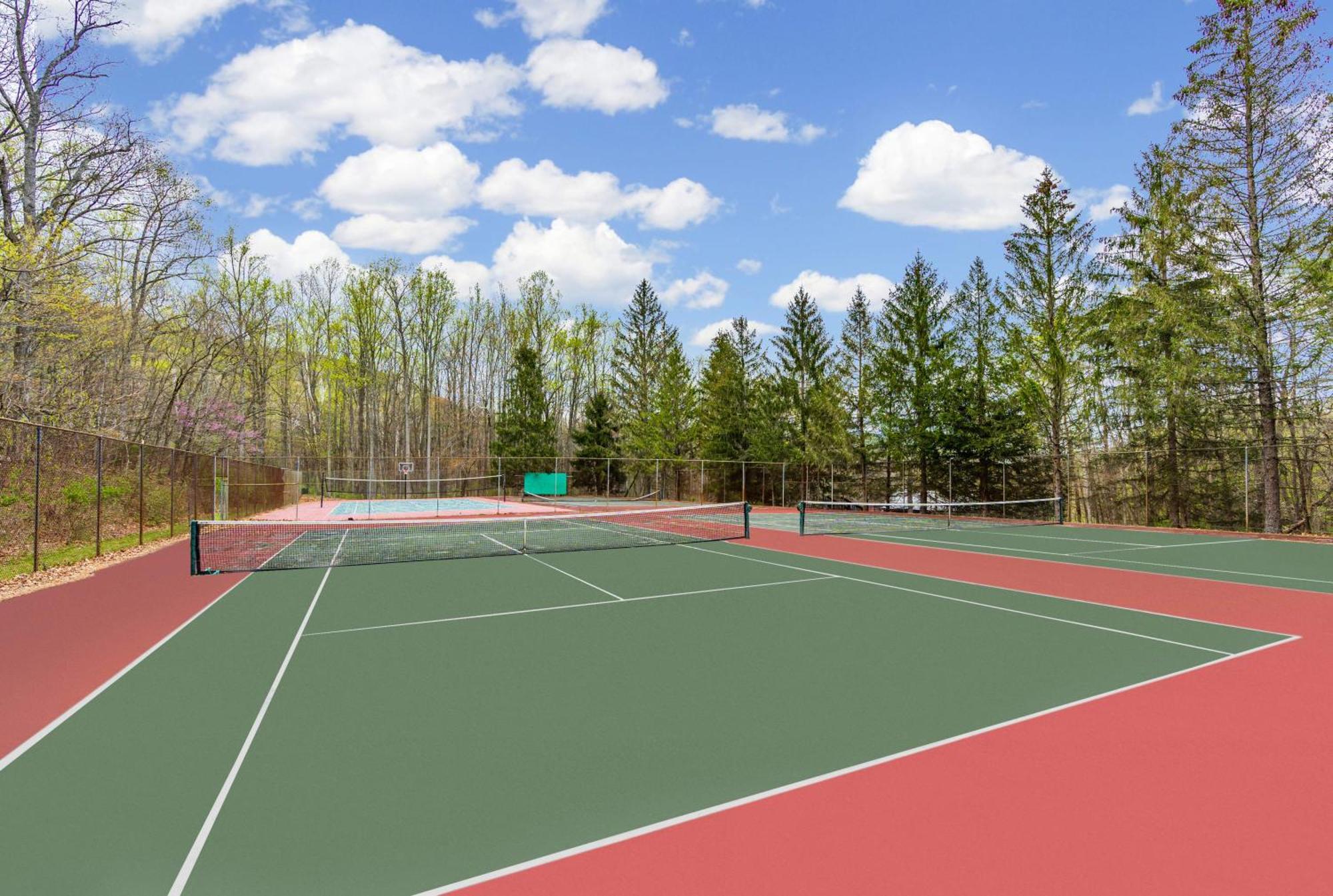 Chalet W Hot Tub, Large Deck, Grill, & Fast Wifi Berkeley Springs Eksteriør billede