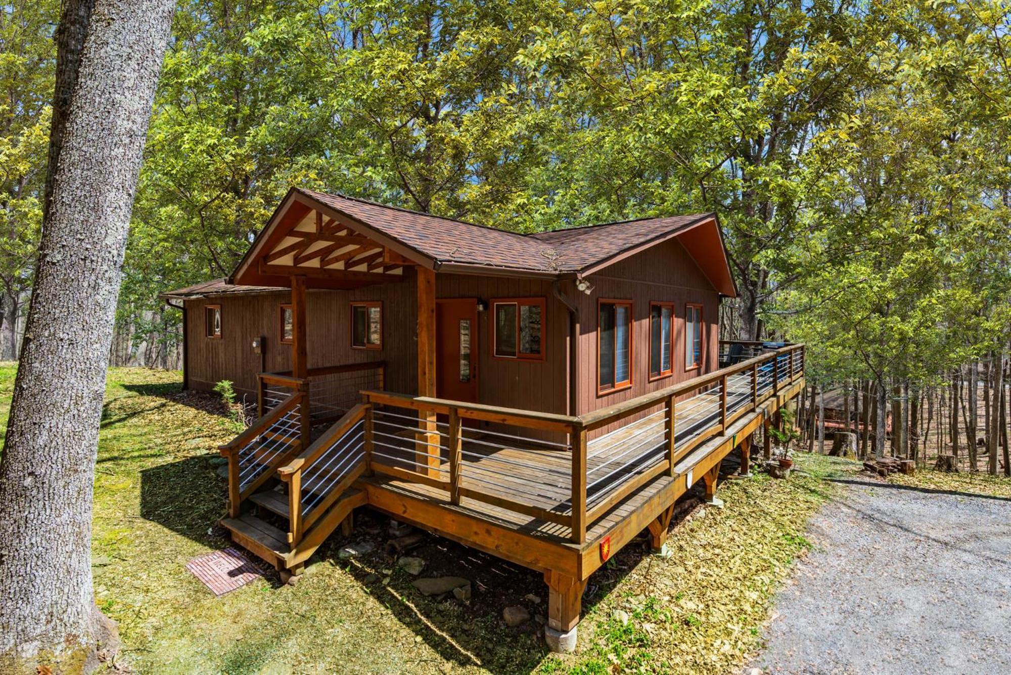 Chalet W Hot Tub, Large Deck, Grill, & Fast Wifi Berkeley Springs Eksteriør billede