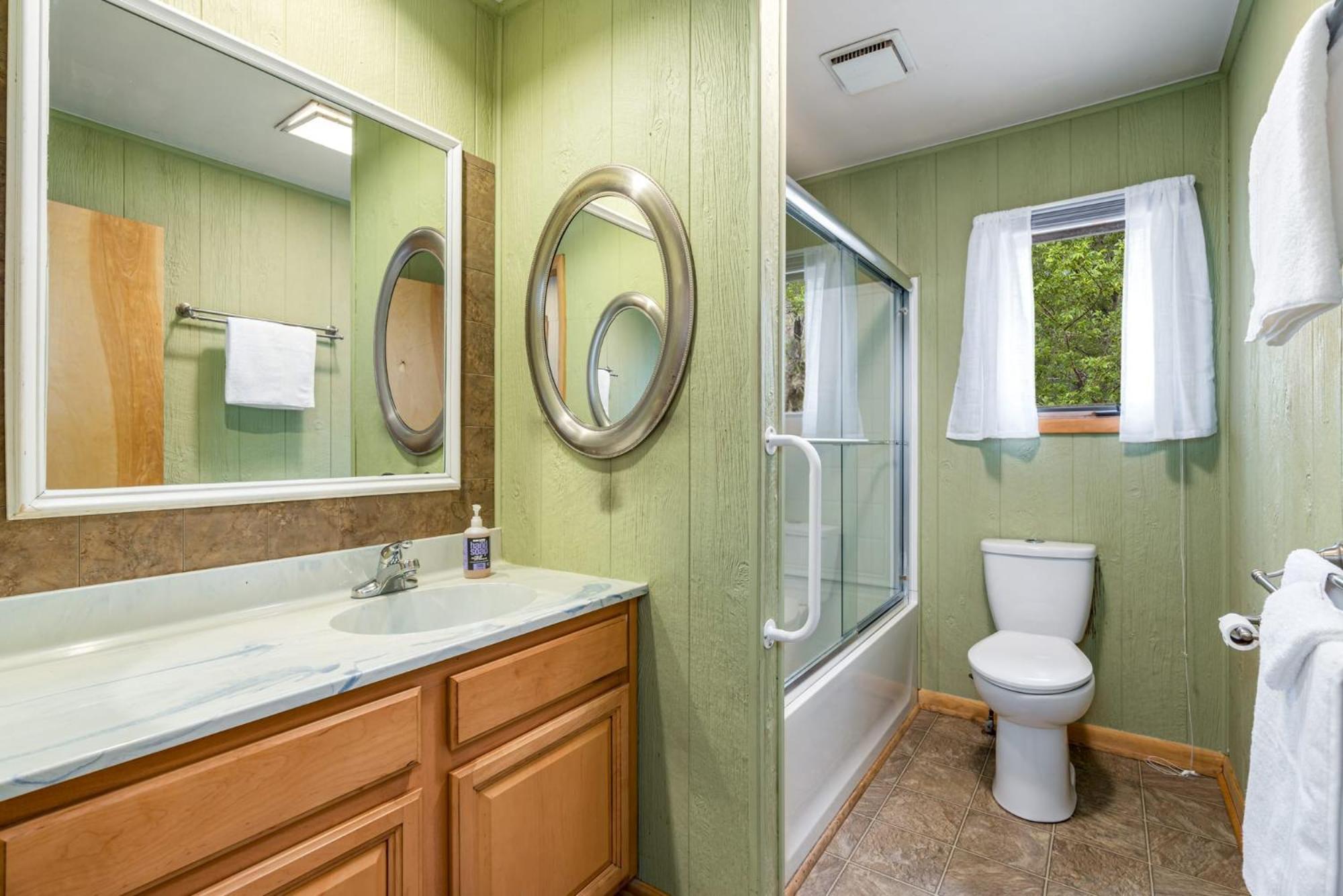 Chalet W Hot Tub, Large Deck, Grill, & Fast Wifi Berkeley Springs Eksteriør billede