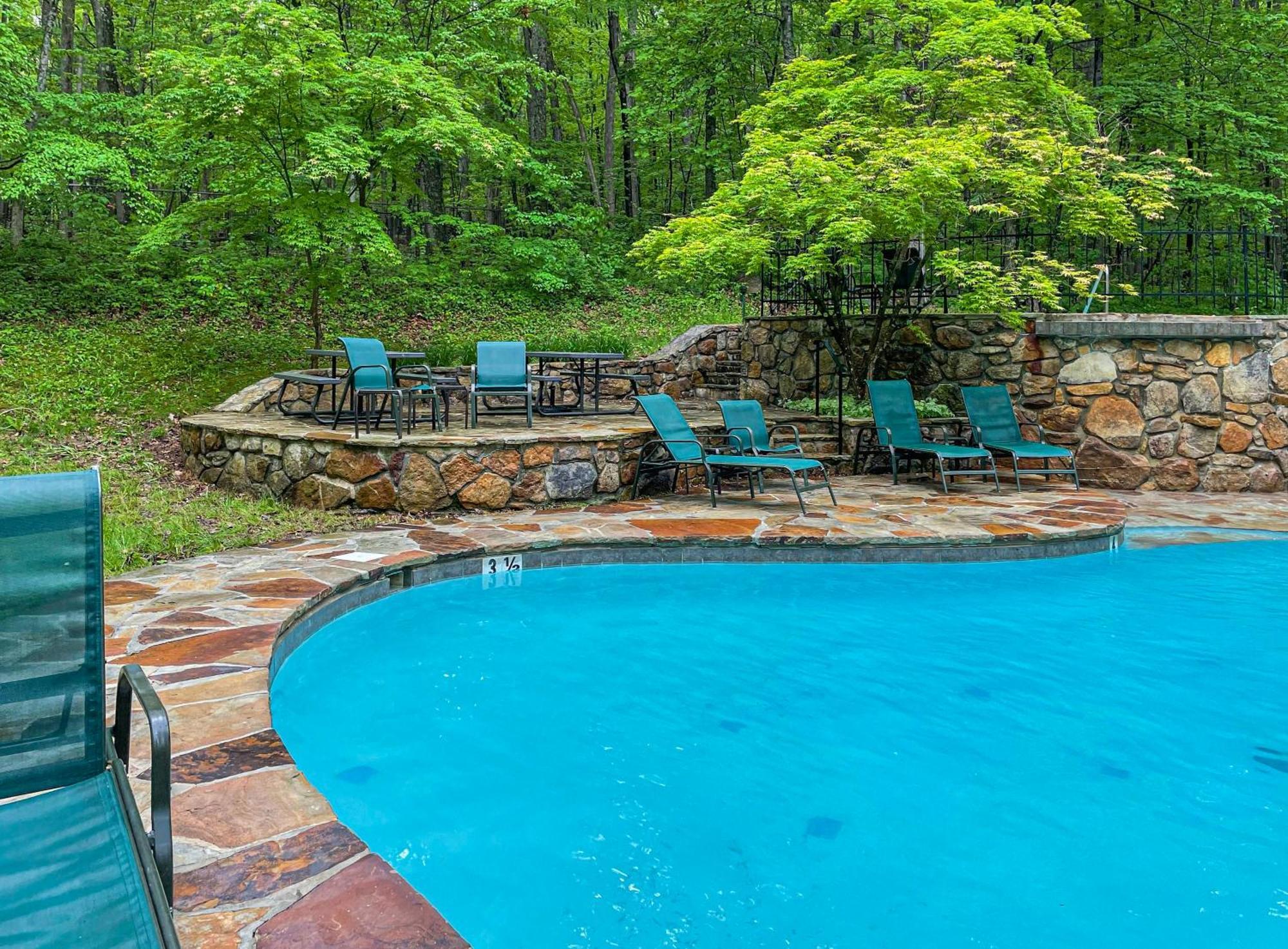 Chalet W Hot Tub, Large Deck, Grill, & Fast Wifi Berkeley Springs Eksteriør billede